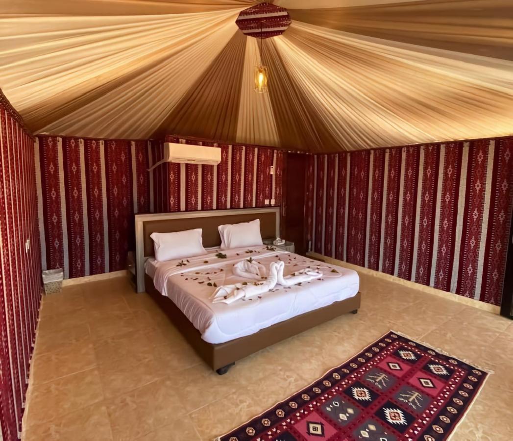 مخيم جبل بردى Jabal Burdah Camp Hotel Wadi Rum Esterno foto